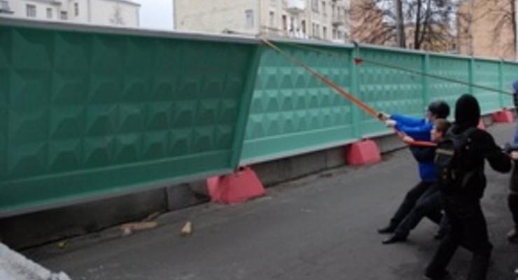 В Киеве за уничтожение строительного забора судят переводчицу-активистку