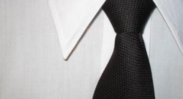 Румын перед свадьбой продает рекламную площадь на своем галстуке
