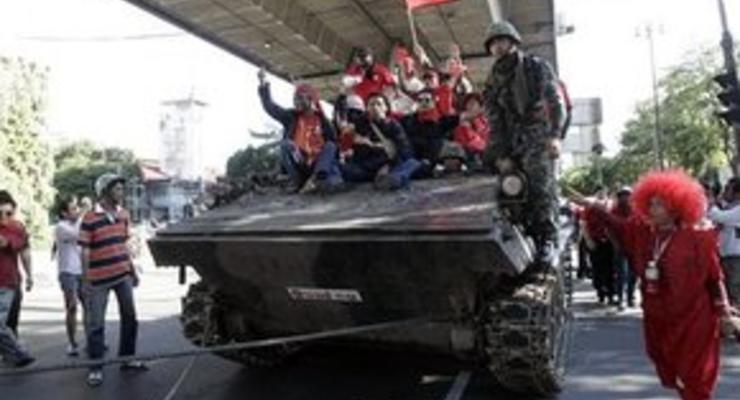 В Бангкоке демонстранты захватили танк