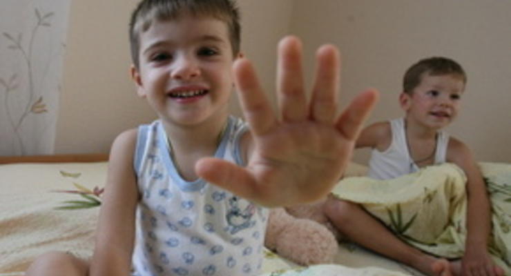 Украинцы стали чаще усыновлять детей