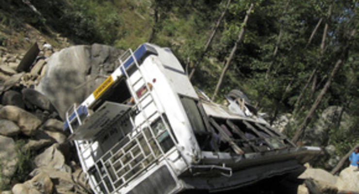 В Индии автобус упал в ущелье: 19 человек погибли
