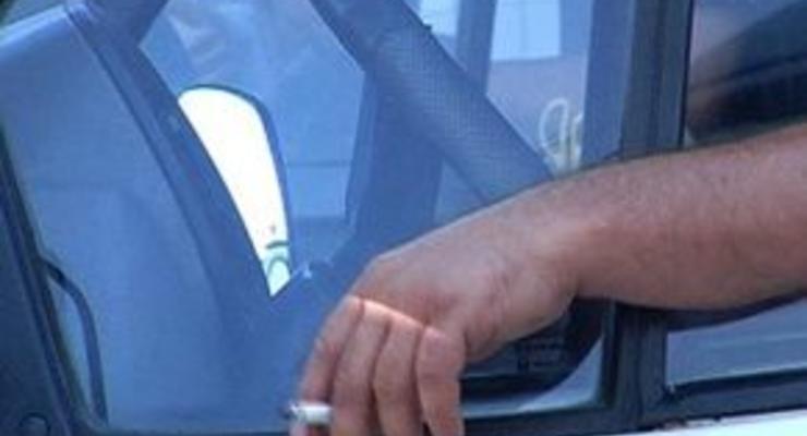 Во Львове уволили водителя маршрутки, курившего за рулем