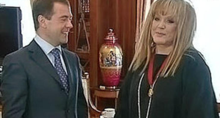 Медведев на встрече с Пугачевой: Такой антураж в моем кабинете впервые