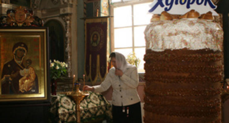 В Украине испекли огромный пасхальный кулич