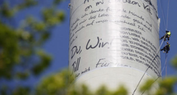 В Берлине на телевышку вывесили 70 огромных любовных писем