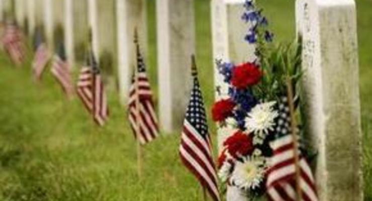 В США супруги выложили двор 77 надгробными плитами с могил ветеранов