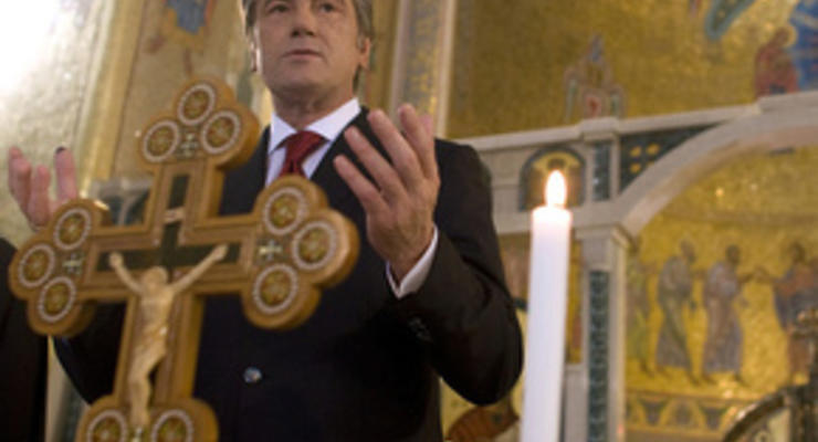 Ющенко передал украинцам Благодатный огонь