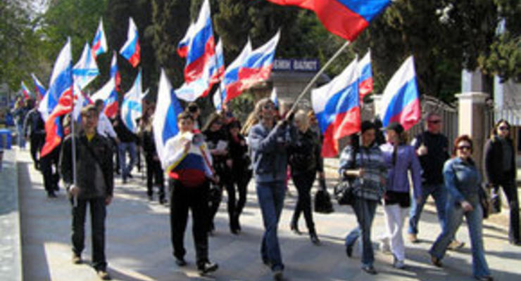 Митингующие в Симферополе потребовали сделать 19 апреля Днем России в Крыму