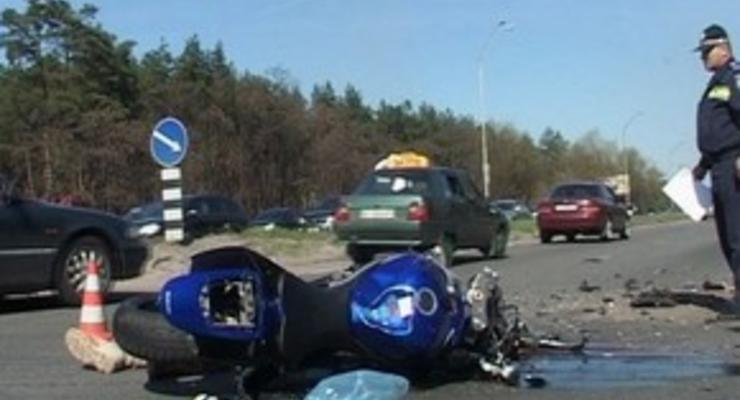 В Киеве в результате столкновения с автобусом погиб мотоциклист