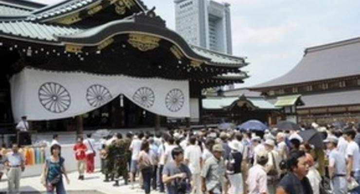 Китай обиделся на премьера Японии за посещение храма, символизирующего японский милитаризм