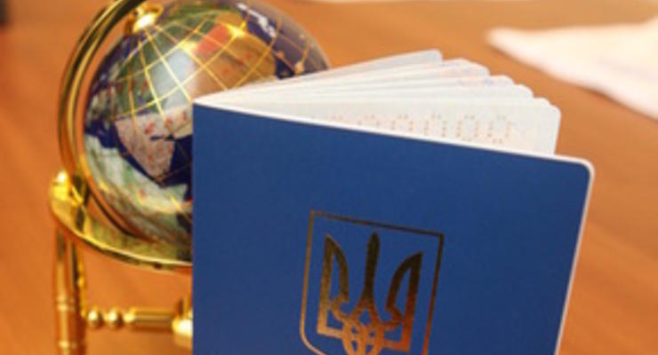 Корреспондент исследовал, почему снизилось число желающих получить украинский паспорт