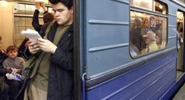 В московском метро погиб мужчина, упавший на рельсы