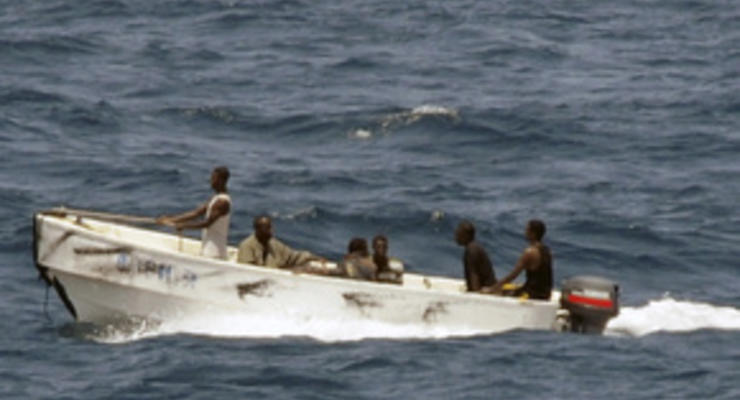 Захваченному пиратами судну с украинцами грозит опасность
