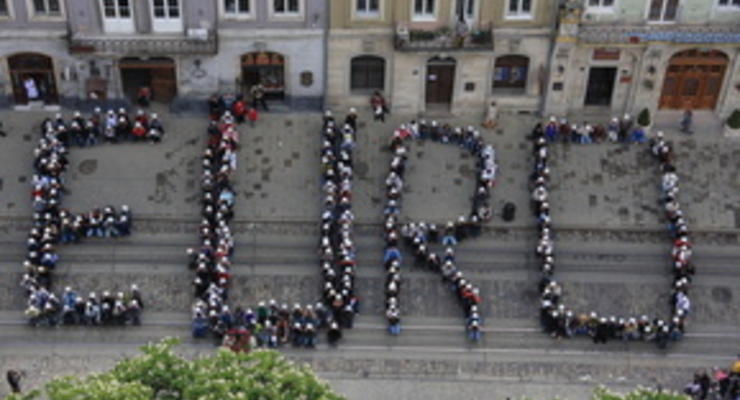 Школьники Львова организовали акцию в поддержку Евро-2012
