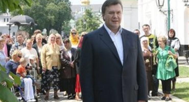 Ъ: Виктор Янукович помолился и открестился