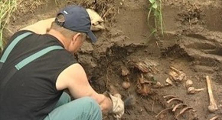 Харьковские археологи нашли тысячелетнюю саблю, языческие амулеты и крестик