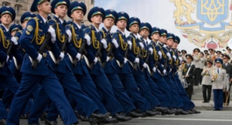 Ющенко поручил Минобороны ввести “национальный” строевой шаг
