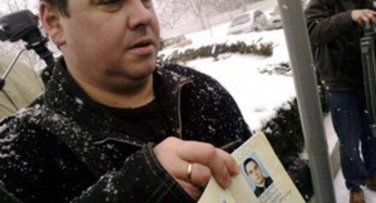 В Крыму депутат публично сжег паспорт Украины из-за присвоения Бандере звания героя