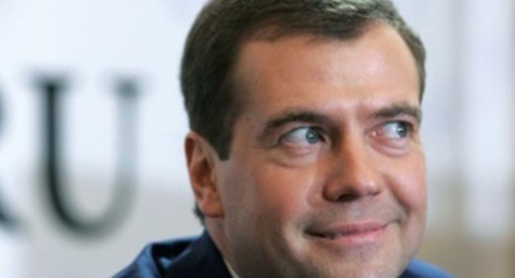 СМИ: В Омске перед приездом Медведева демонтировали афишу Ждем тебя, веселый гном