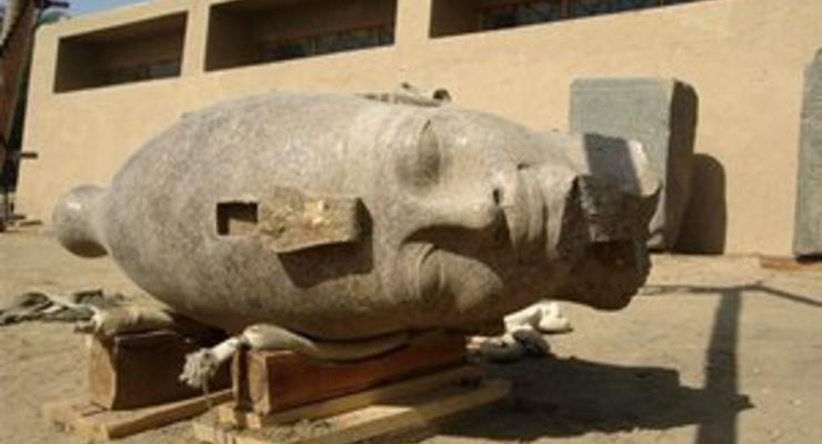 В Египте обнаружили гигантскую гранитную голову фараона Аменхотепа