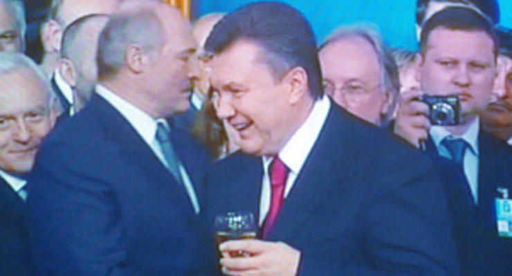 Янукович и Лукашенко побеседовали по телефону