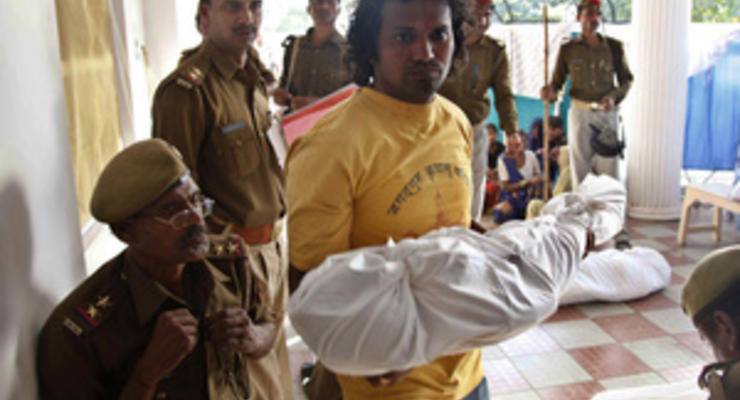 Давка, возникшая при раздаче бесплатной еды в индийском храме, привела к гибели 37 детей