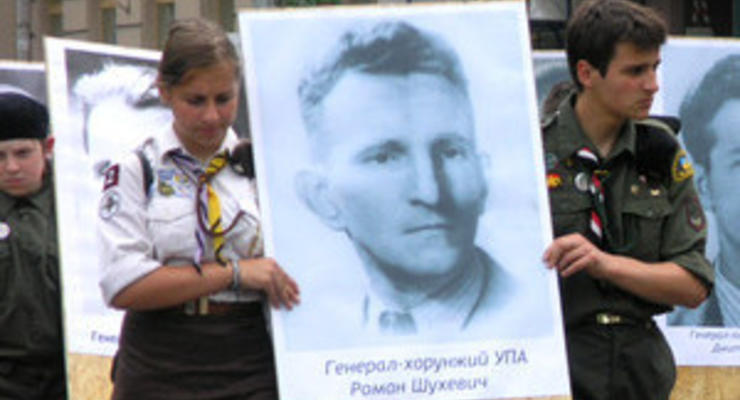 Суд обязал Симоненко опровергнуть клевету о награждении Шухевича Гитлером