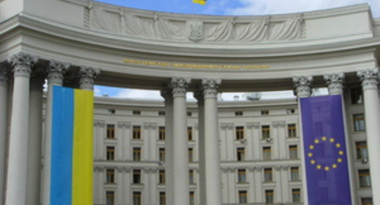 Донецкий суд обязал МИД снять флаг Украины