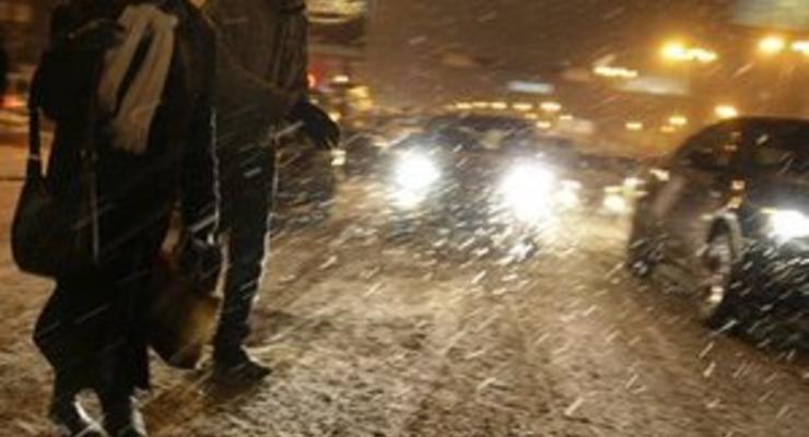 Во Владивостоке мощный снежный буран парализовал движение