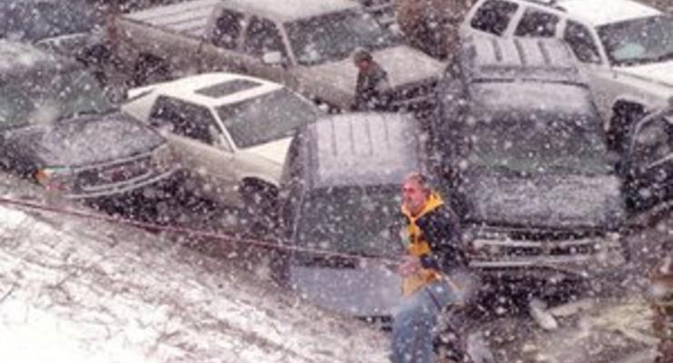 Из-за сильного снегопада в Польше столкнулись около ста автомобилей