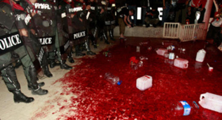 У здания правительства Таиланда разлили полтонны крови
