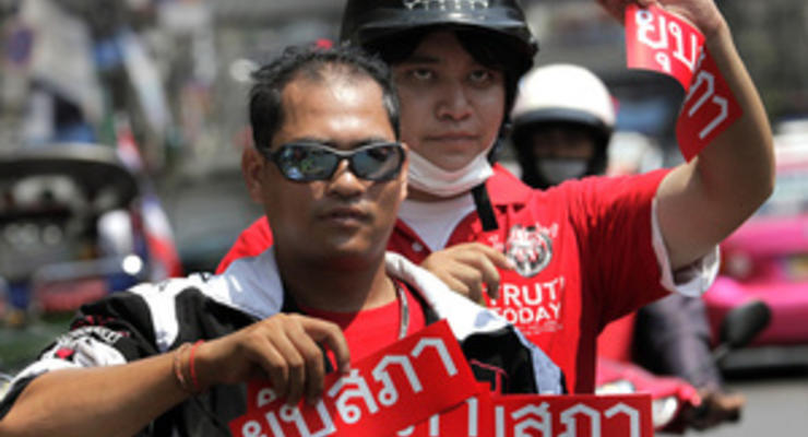 Премьер-министра Таиланда будут преследовать тысячи мотоциклистов