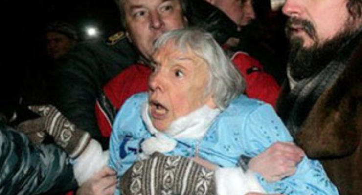 Ударивший 82-летнюю правозащитницу назвался "русским православным патриотом"