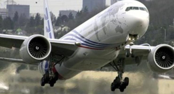 В аэропорту Каира самолет со 195 пассажирами врезался в столб