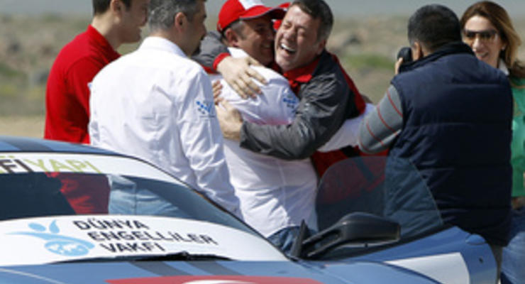Новый рекорд Гиннесса: лишенный зрения турок прокатился на Ferrari со скоростью 292 км/ч