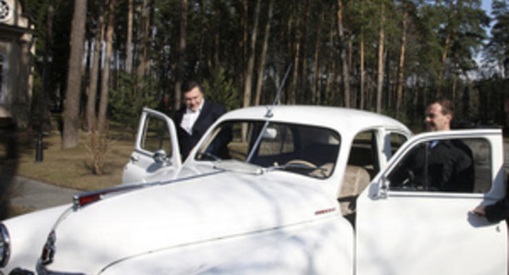 Медведев прокатил Януковича на Победе