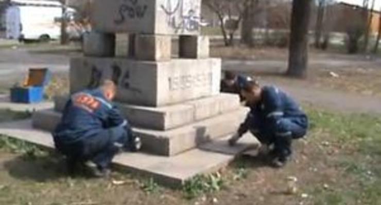 В Запорожье неизвестные облили ртутью памятник борцам революции