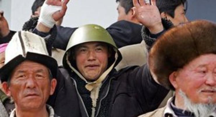 СМИ: В Кыргызстане сторонники оппозиции захватили здание обладминистрации и взяли в заложники губернатора