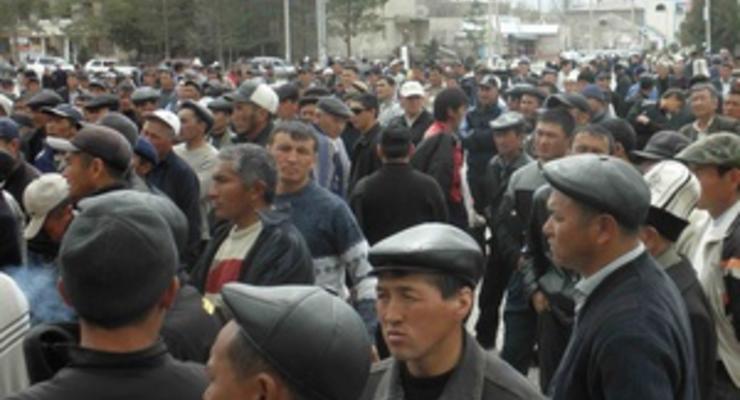 В Бишкеке сторонники оппозиции прорвали оцепление и захватили машины ОМОНа