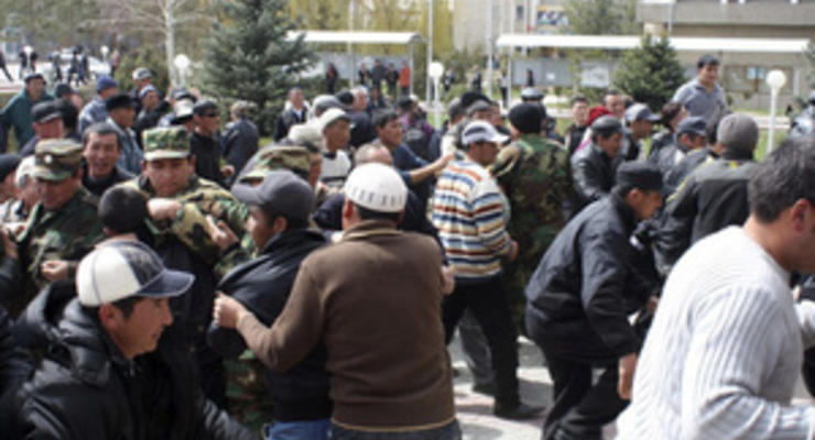 Беспорядки в Кыргызстане: президент подписал указ о введении комендантского часа