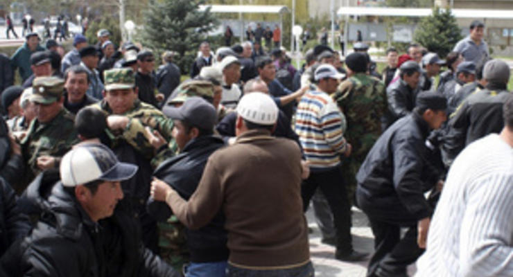 В Бишкеке горит здание Генпрокуратуры. Парламент призывает граждан к благоразумию