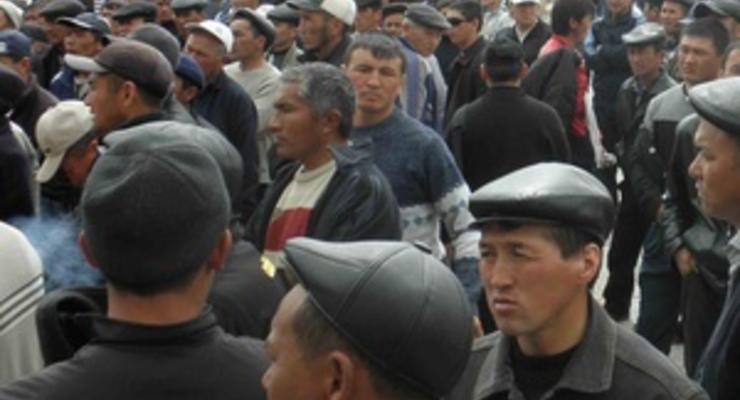 Митингующие ворвались в здание парламента Кыргызстана