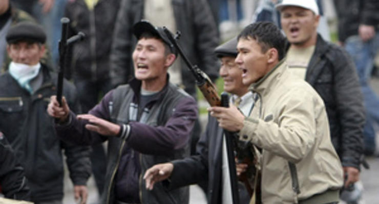 Оппозиционеры пригнали к зданию правительства Кыргызстана БТР