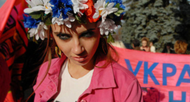 Активистки FEMEN разденутся у стен посольства РФ в Киеве