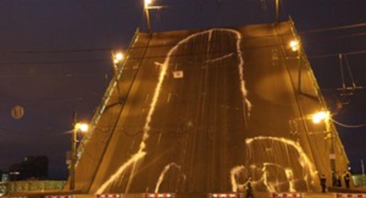 Стало известно, кто нарисовал 65-метровый фаллос на разводном мосту напротив здания ФСБ в Петербурге