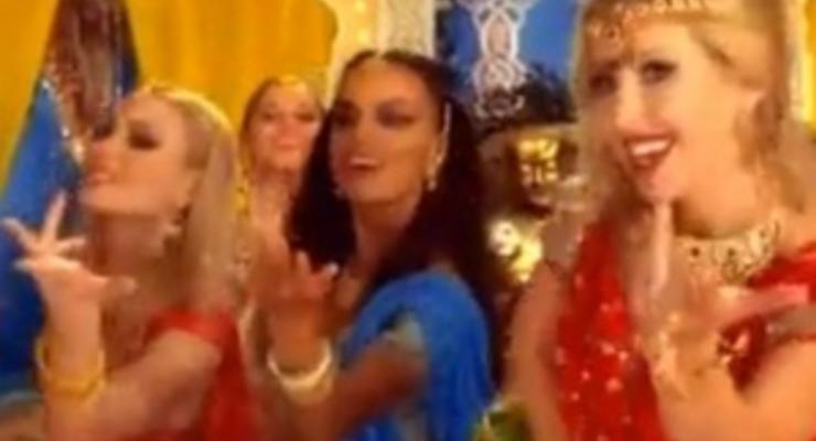 Ксения Собчак исполнила индийский танец в рекламе Евросети