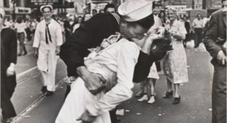 Умерла целующаяся медсестра со знаменитой фотографии 1945 года