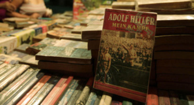 СМИ: В Киеве можно свободно купить запрещенную книгу Гитлера