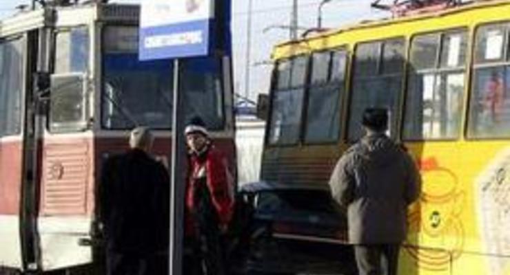 В Луганске два трамвая раздавили автомобиль