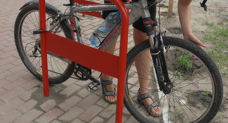 В Киеве появилась первая велосипедная дорожка